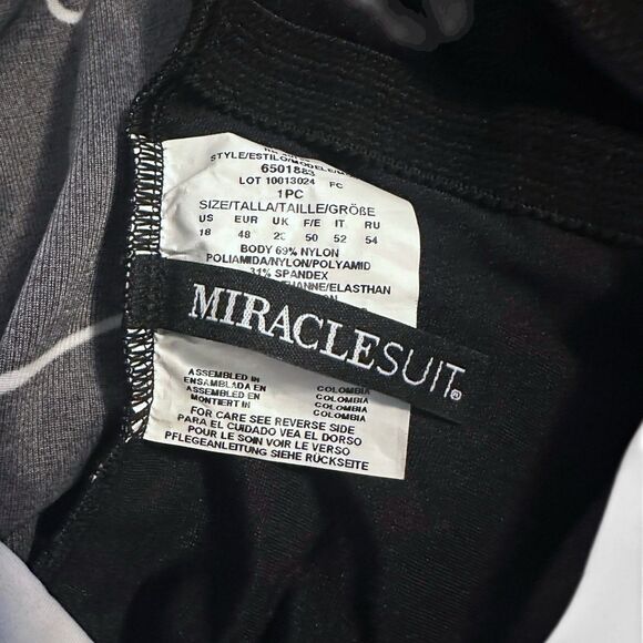 Miraclesuit Xtra Lift Black with White Geo Lines 1 Piece Slimming Swimsuit Sz 18 - Picture 7 of 9